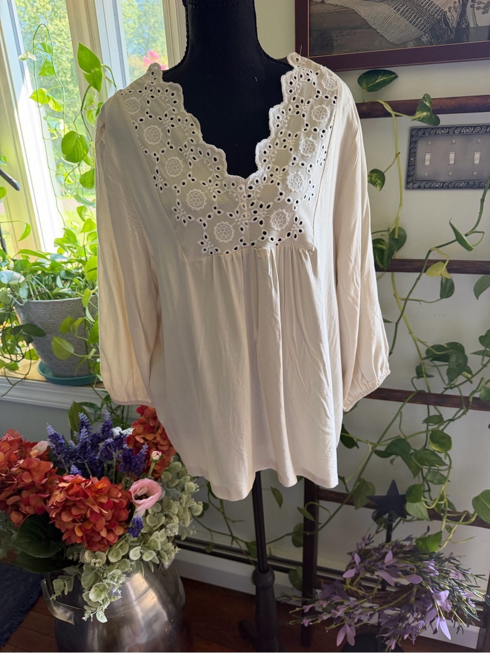 Leo & Nicole Cream Eyelet V-Neck Peasant Tunic $60 MRSP